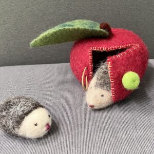 Hérissons et maison pomme